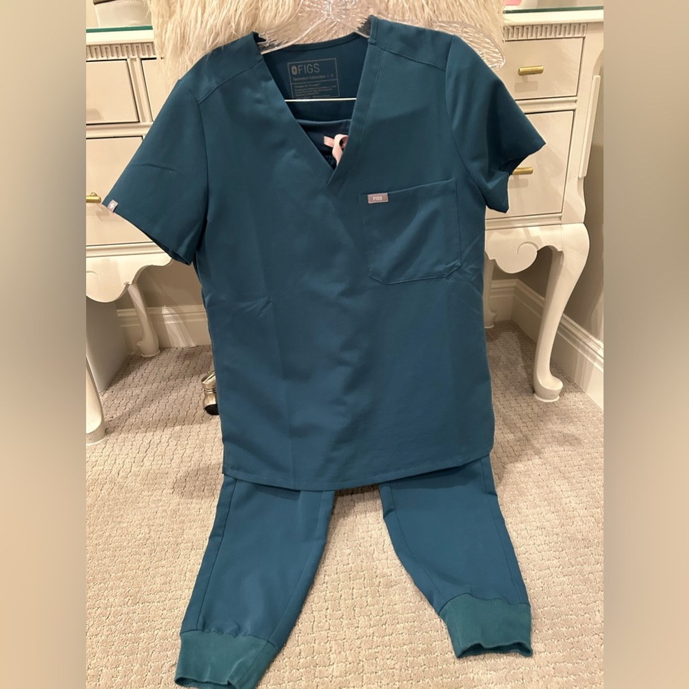 Scrub set